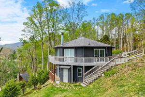 Chalet perched above Banner Elk, North Carolina with views of Grandfather Mtn
