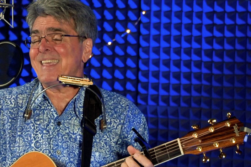 Musician Bob Bonnen plays live