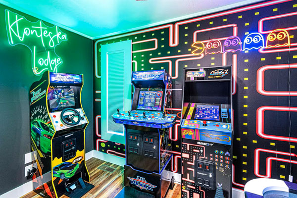 Retro '80s arcade room in Klonteska Lodge includes Ms. Pac-Man