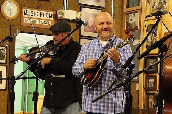 Glen Harlow and North Fork band playing music